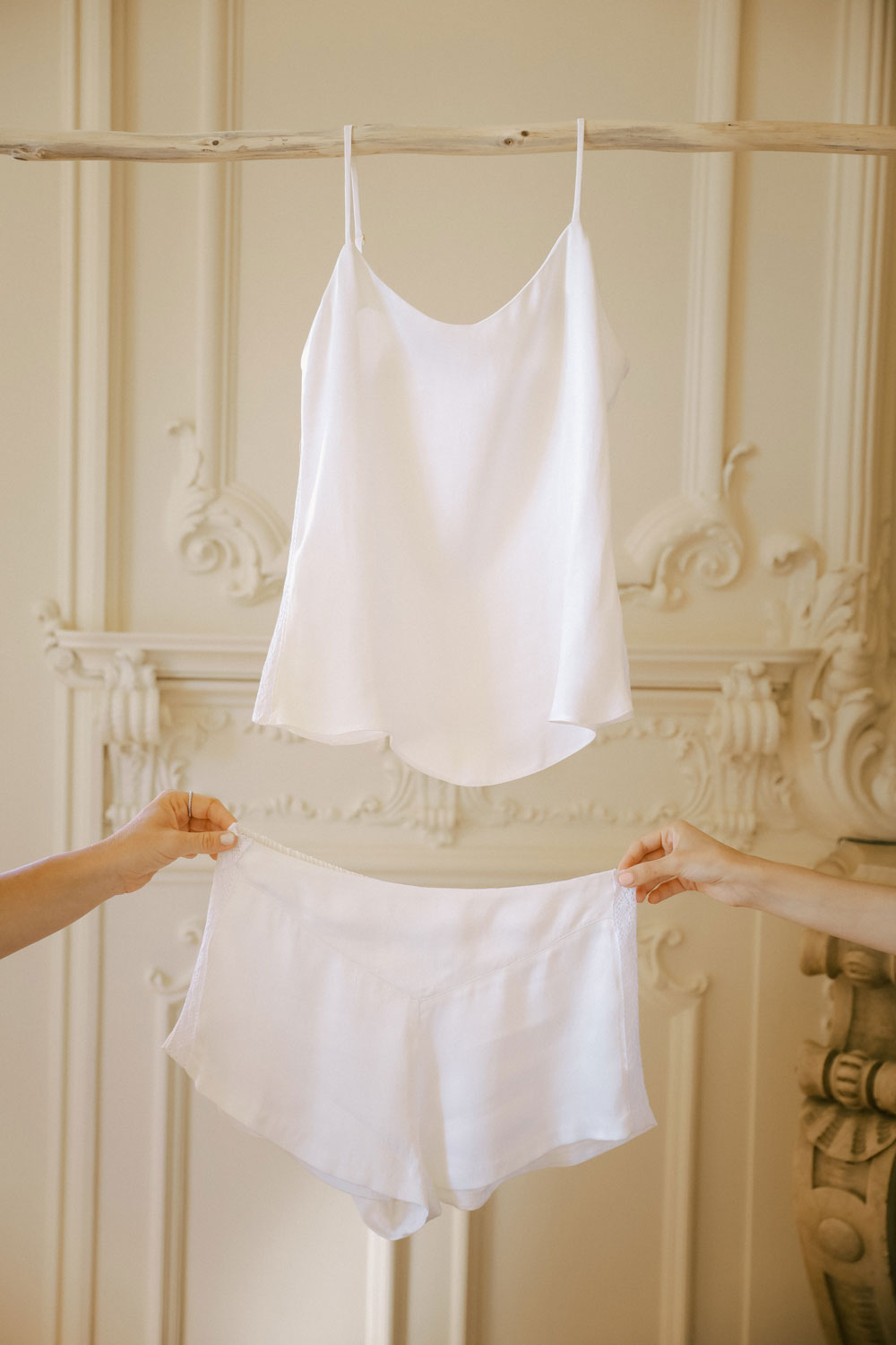 Leizi Camisole Pyjama Set seen from the front which consists in a white top and shorts pyjama made with silk from orange peel.